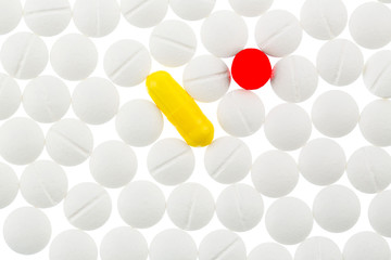 Bunte und weiße Tabletten