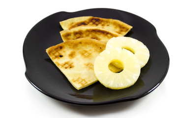 Frische Pfannkuchen mit Ananas