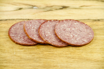 Frische Salami  auf Holzbrett