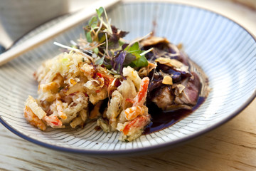 Plat japonais avec du bœuf et tempura de légumes