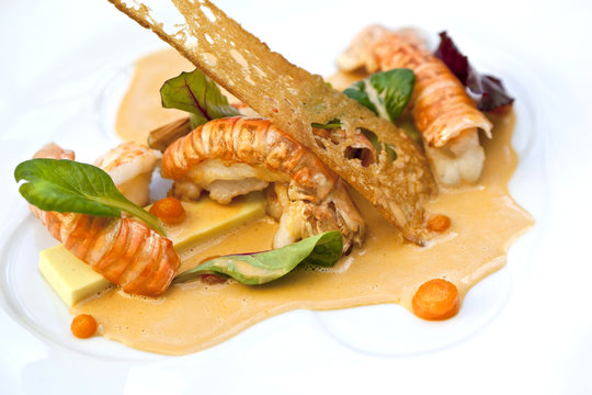 Langoustines grill&eacute;es, gel&eacute;e de coco-curry, bisque
