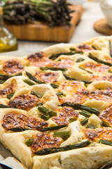 Focaccia con asparagi e formaggio