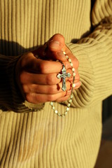 beetende Hände, Rosenkranz, Rollkragenpullover
