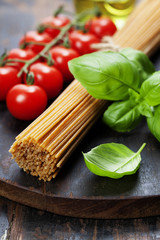 Spaghetti, basil and tomatoes