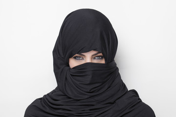 Ragazza che indossa il burqa