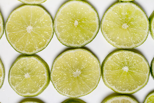 round slices of lime fruit 