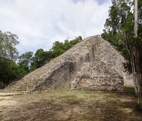 Fototapeta na wymiar mayan temple