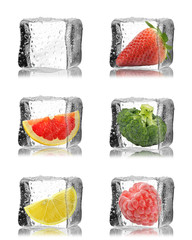 Kostki lodu z owocami i brokułem w środku - obrazy, fototapety, plakaty