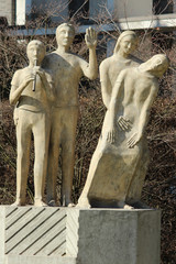 Obraz premium Statue Lebenszyklus am Marienhospital in Kevelaer