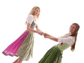 Tanzende Mädchen in Tracht