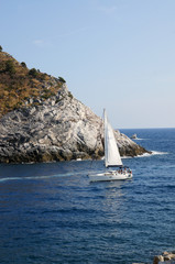 Voilier entrant dans la baie de Porto Venere