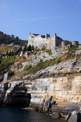 Baie rocheuse et château Doria de Porto Venere