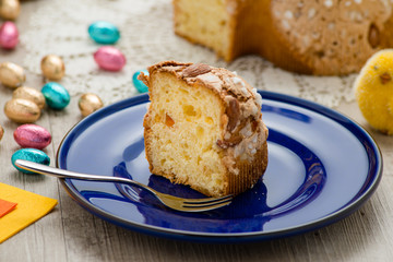 Fetta di colomba con dolci tipici pasquali
