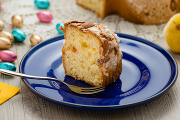 Fetta di colomba con dolci tipici pasquali