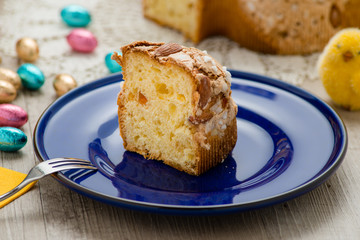 Fetta di colomba con dolci tipici pasquali