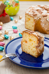 Fetta di colomba con dolci tipici pasquali