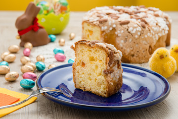 Fetta di colomba con dolci tipici pasquali