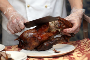 Chef cuts peking duck