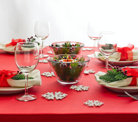 Red Christmas dinner table setup