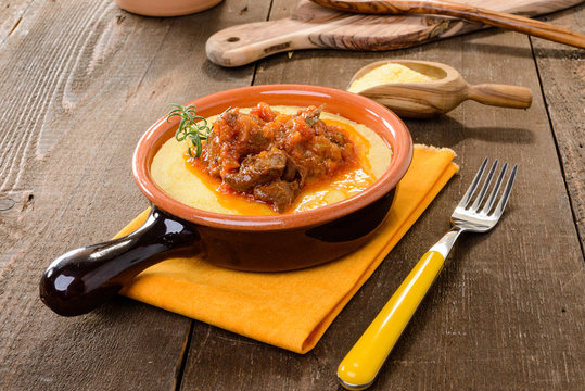 Carne di cinghiale con polenta