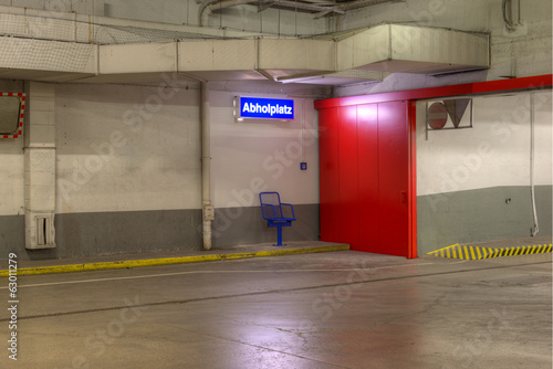 "Abholplatz für Menschen in der schmutzigen Garage" Stockfotos und