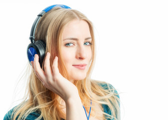 Blondes Mädchen mit Kopfhörer