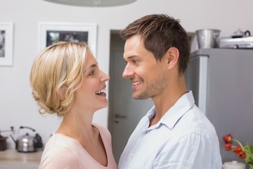 Obraz premium Loving couple looking at each other in the kitchen