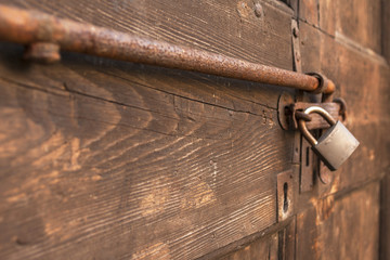 Portone antico con lucchetto