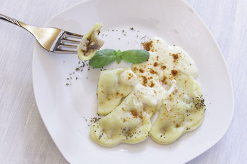 Hausgemachte Ravioli mit Käse Sahne Sauce