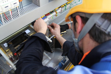 Power connection worker