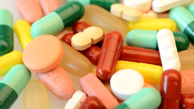 Viele bunte Pillen und Tabletten