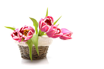 Ein Korb mit den  Blumen