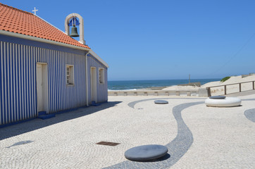 blau weiße Holzkirche am Strand von Mira
