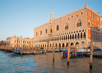 Fototapeta na wymiar : Doge palace and and waterfront in morning