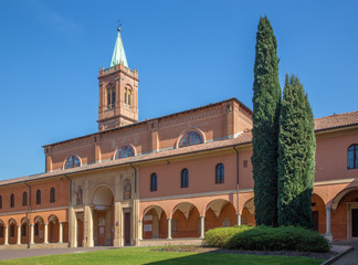 Fototapeta na wymiar Bolonia - od kościoła św Girolamo atrium.