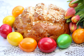 Osterbrot und bunte Eier