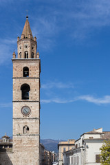 Fototapeta na wymiar dzwonnica z Teramo, Włochy