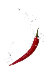 Rote Chili im Wasser mit Luftblasen