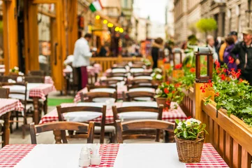 Türaufkleber Straßenrestaurant in Budapest, Ungarn © taweepat