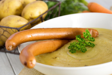 Kartoffelsuppe mit Würstchen