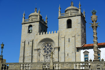 Fototapeta na wymiar Manueliński Pręgierz i Porto Catherdral (SE) Stare Miasto w Porto