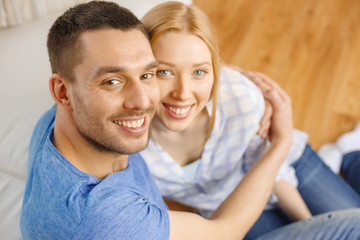 Obraz na płótnie Canvas smiling happy couple at home