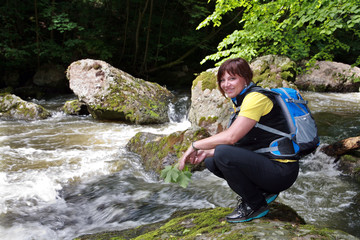 Wanderin an einem rei&szlig;enden Fluss