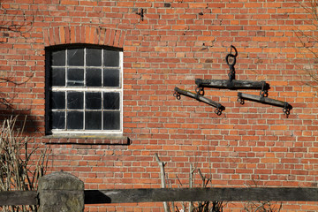Hauswand mit Pferdegeschirr in Lothe (Lipperland)