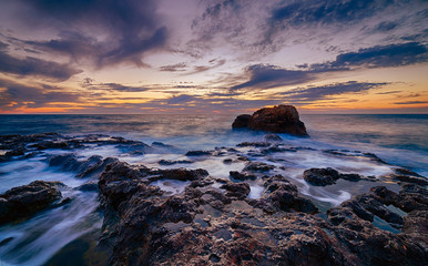 Obraz premium Seashore with misty water at sunset