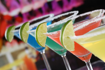 Obrazy na Szkle  Koktajle w kieliszkach do martini w barze