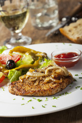 Gegrilltes Schweinesteak mit Zwiebeln
