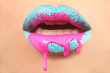Buntes kreatives Make-up auf den Lippen eines Models © Katrina Brown