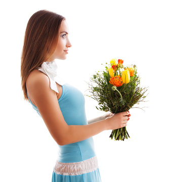 junge brünette Frau mit Blumenstrauß