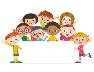 メッセージボードを持つ子供達